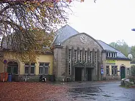Empfangsgebäude des Bahnhofs Haiger, Straßenseite (Oktober 2009)