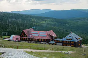 Abstieg zum Berghotel „Schronisko na Hali Szrenickiej“(von der Szrenica aus gesehen, im Hintergrund das Isergebirge)