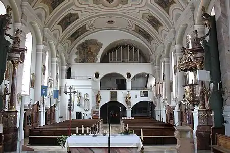 Westliche Rückwand des Langschiffs mit den Galerien und der Linder-Orgel (2023)