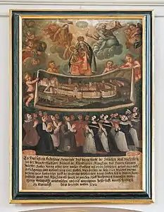 Votivbild der Gemeinde und Bürgerschaft Wasserburgs mit einer Darstellung der „Maria am Moos“ über einer Stadtansicht und der Bürgerschaft. Die Tafel dokumentiert das 1704 „bei sonderbar gefährlichen Kriegsleuten“ gegebene Gelöbnis, jährlich einen Kreuzgang nach Halfing zu unternehmen und eine große Wachskerze zu stiften.