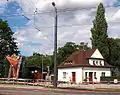 Haltepunkt Weißes Roß, im Hintergrund oben der Bismarckturm (Radebeul)