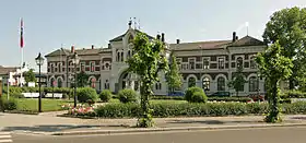 Empfangsgebäude, Straßenseitemit davorliegendem Park