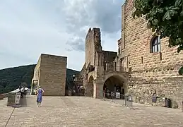 Schloss von Südostenmit Restaurantgebäude links