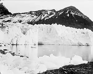 Mündung des Hamberg-Gletschers in den Moraine Fjord (fotografiert von Frank Hurley im Jahr 1914)