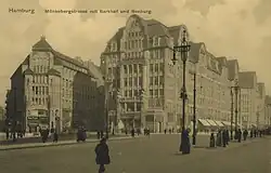 Mönckebergstraße ca. 1910 mit originalen Giebeln im Barkhof (re.), die die eigentlich traufständige Straße wie giebelständig aussehen lassen und die Häuser optisch aufteilen. Mönckebergbrunnen und U-Bahn-Eingang fehlen noch.