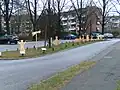 Krippenfiguren zur Weihnachtszeit 2021 an der westlichen Seite der Kirche. Botschaft der Kirche an alle während der Pandemie 2021.