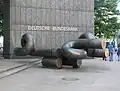 Großer Knoten (1982), Bronze, 600 cm lang. Kunst am Bau, Deutsche Bundesbank Hamburg, Hamburg