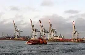 Containerterminal am Burchardkai und HADAG-Typschiff