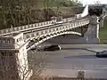 Die Hochbahn-Brücke über die Helgoländer Allee, im Hintergrund der Bahnhof