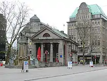 Nr. 8–12 Barkhof (re.); davor ehemalige Bücherhalle mit Mönckebergbrunnen, hinten links die Seeburg