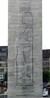 Hamburger Ehrenmal: Trauernde Mutter mit Kind, Relief (1931, Rekonstruktion 1949)