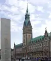… begrenzt die Westseite des Rathausmarktes