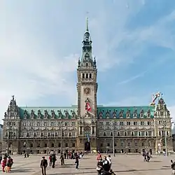 Blick auf das Rathaus und den davorliegenden Rathausmarkt