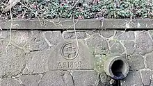 Hamburger Wappen von 1859 an der historischen Stützmauer der Poppenbüttler Schleuse.
