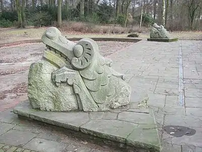 Wasserspeiende Drachenköpfe am Planschbecken, sie hielten ursprünglich die Stahltrossen der Brücke zur Gurlitt-Insel