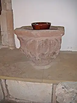 Taufsteinrest in der Kirche
