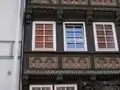 Hölzerne Blendarkaden auf den Fensterbrüstungen