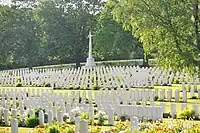 Hannover War Cemetery, dahinter Ahlemer Höhe