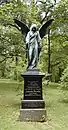Engelsfigur nach Adolf Lehnert auf dem Grabstein des Buchhändlers Georg Hassler (1844–1908) und Auguste Nöckel († 1941)