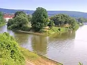 Blick vom Questenberghang über den Weserursprung zum Unteren Tanzwerder; im Hintergrund der Kaufunger Wald