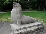 Hans-Peter Goettsche: Seelöwen, aus granitähnlichem Kunststein, 1950
