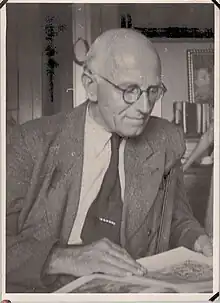 Künstler Hans Jäger im Dreiviertel-Porträt