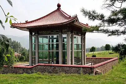 Schutzpavillon der Stele