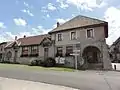 Rathaus (Mairie) und Dorfschule der Gemeinde