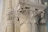 Kapitelle mit Akanthusblättern