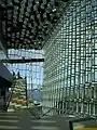 Spiegeldecke und rechts Doppelglasfassade