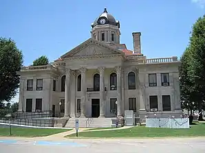 Poinsett County Courthouse in Harrisburg (2011). Das von 1918 bis 1920 im Stile des Neoklassizismus erbaute Courthouse ist seit November 1989 im NRHP eingetragen.