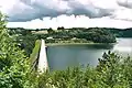 Blick vom Aussichtspunkt Hartmannsbach über die Staumauer