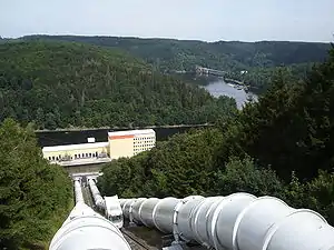 Fallrohre mit dazwischenliegendem Schrägaufzug und Maschinenhaus des Kraftwerks Wendefurth