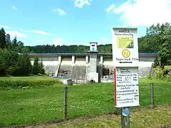 Das Schild in der Nähe der Talsperre, das auf den Anfang des Naturistenstiegs verweist