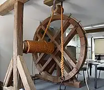 Restaurierte Winde im Dachgeschoss