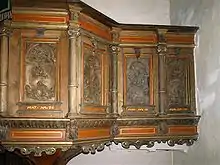 Reliefs auf der Kanzelbrüstung