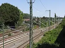 Östlich des Bahnhofs verlässt die S-Bahn-Strecke nach Ohlsdorf (links) die gerade Linienführung der Bahnstrecke Lübeck–Hamburg.