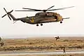 Die Einheit 669 übt mit einer CH-53D Sea Stallion Yas'ur die Bergung von Personen