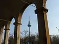 Blick durch Mutschlechners Arkaden auf den Mannheimer Fernsehturm