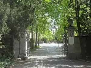 Städtischer Friedhof mit Grabdenkmälern und Einzelbauwerken