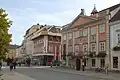 Die Neunkirchner Straße beginnt zwischen Nr. 29 (zurzeit Baustelle) und Rathaus