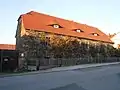 Hof mit zwei Seitengebäuden, ehemals Rittergut