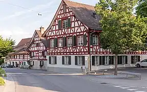 Hauptstrasse mit (rechts) dem Gemeindehaus