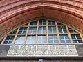 Bibelwort (Mt 5,6 LUT) über dem Hauptportal