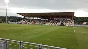 Die Haupttribüne des Stade Municipal de la Ville de Differdange im September 2022