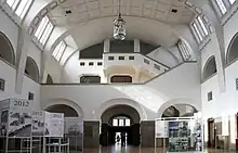 die gewaltige Halle mit Eisenbetonbindern und ein offenes Treppenhaus