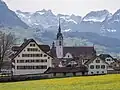 Haus "Feldli" und Pfarrkirche St. Martin