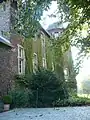 Das Haupthaus von Westen mit dem Rundturm
