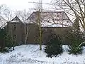 Die Rückseite (Ostseite) des Wohnhauses mit dem Turmanbau