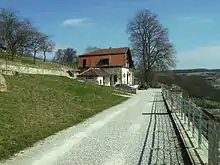 Haus Lochfeld mit Bliesgaulandschaft